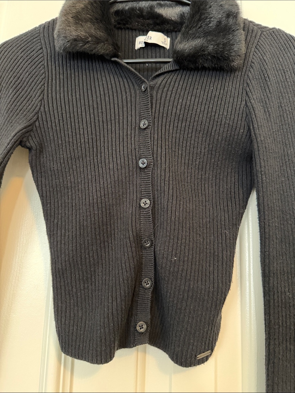 Hollister Black Ribbed Button-Up Cardigan with Faux Fur Collar - Picture 2 of 6